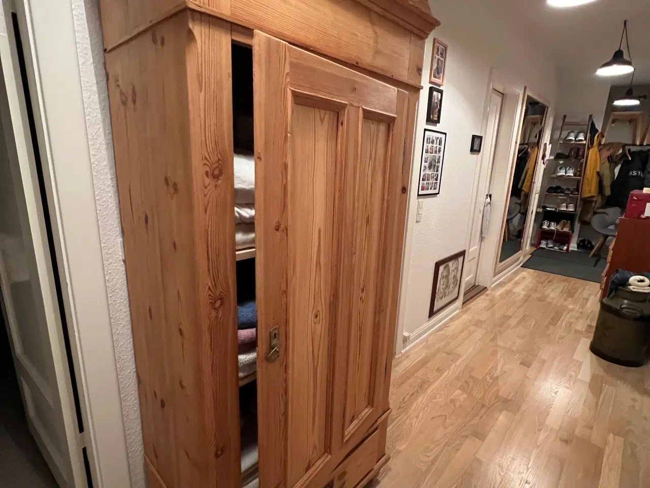 Billede 3 - Velholdt karlekammerskab med hylder