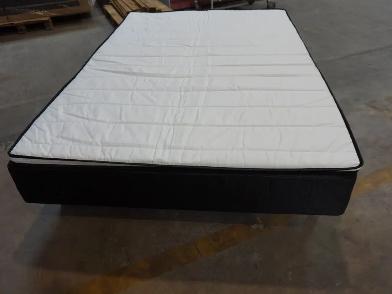 Billede 3 - Huma Premium Boxseng med ben og topmadras 140x200 cm