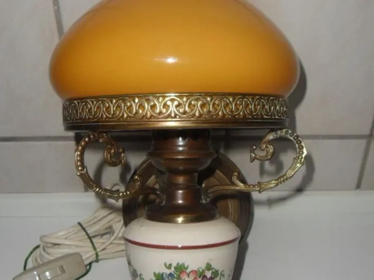 Billede 4 - Lampet med keramiksokkel og gylden skærm
