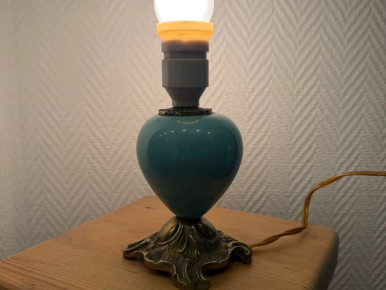 Billede 2 - Grøn bordlampe med fod som er messing ligene 