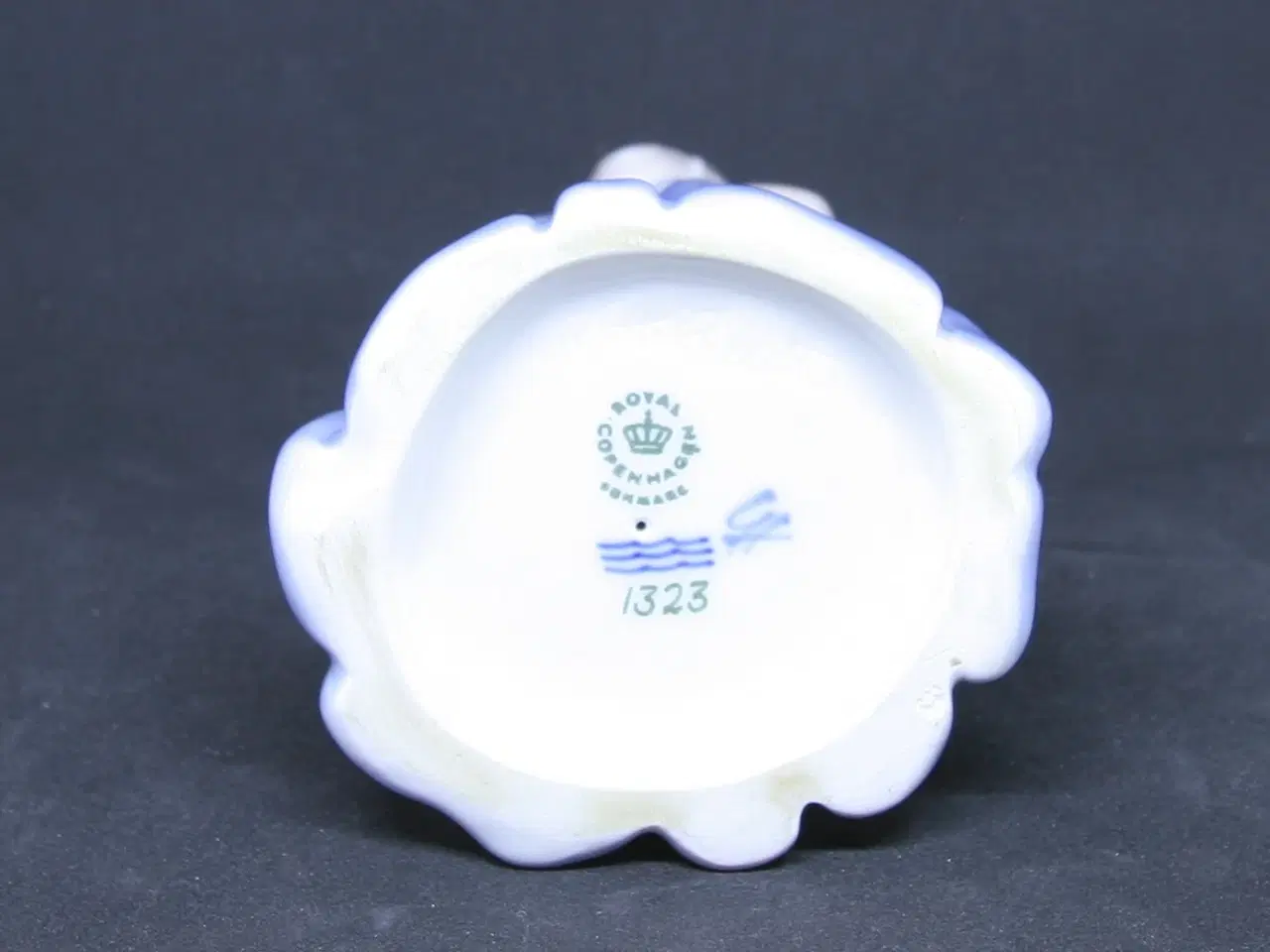 Billede 5 - Royal Copenhagen Porcelænsfigur Bornholmerpige 