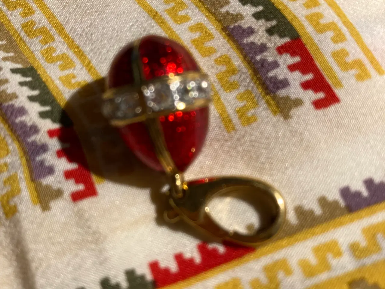 Billede 3 - Lille "Farberge´" æg vedhæng i dyb rødt