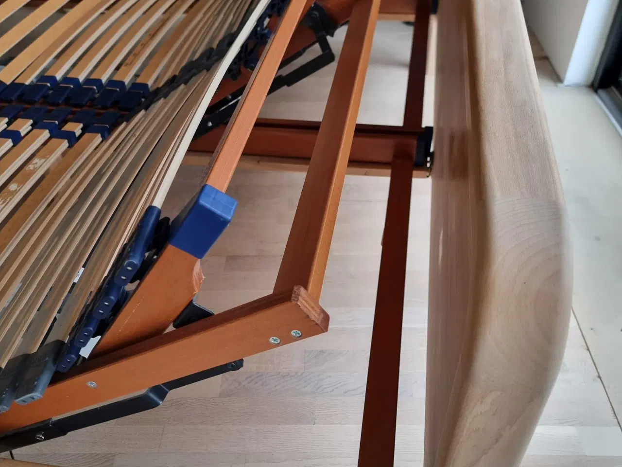 Billede 7 - Elevationsseng I massiv fyrtræsramme.