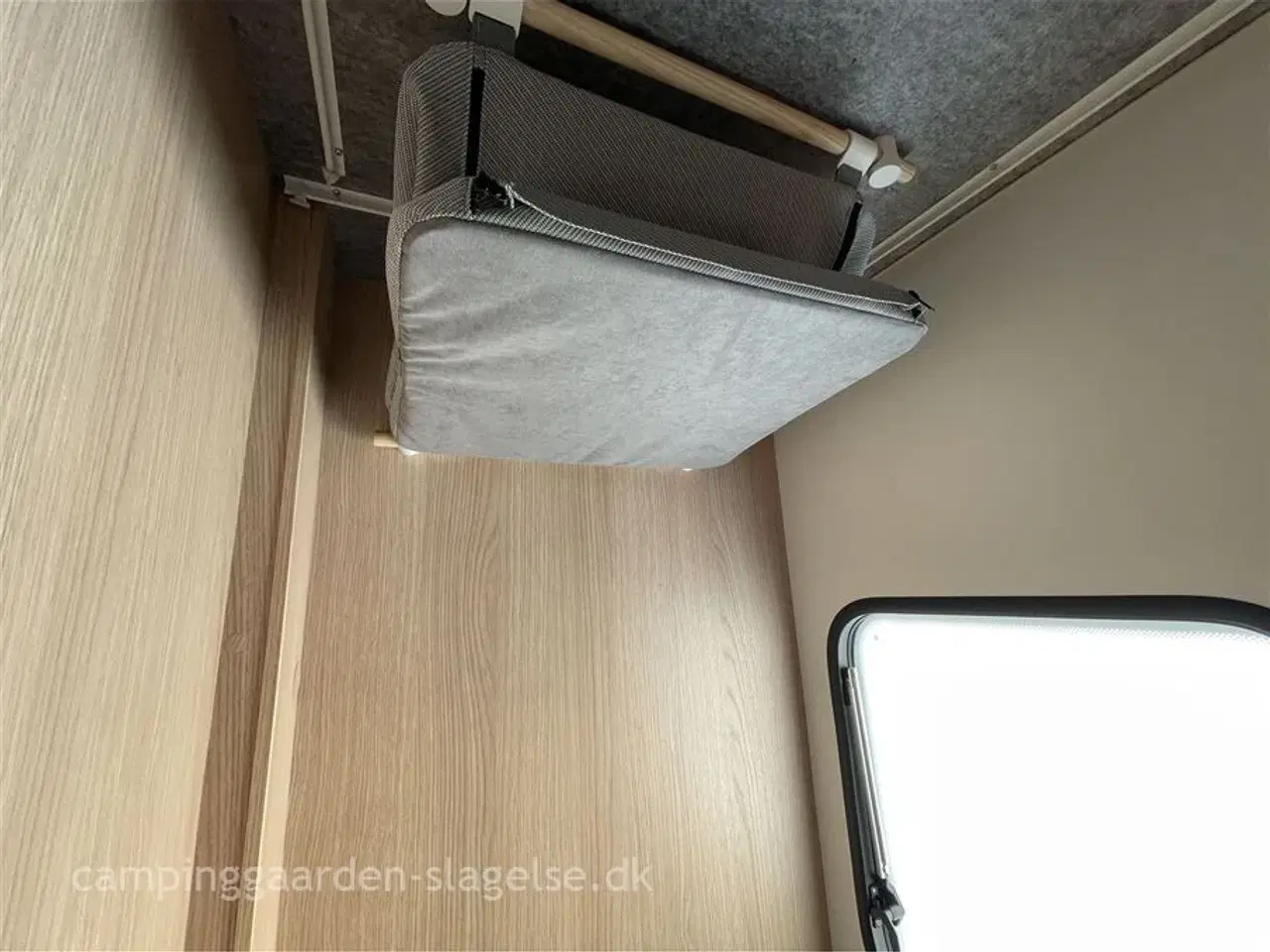 Billede 10 - 2026 - Adria Aviva Lite 360 DK   Let, El-bilvenlig og Perfekt til Sommer – Adria Aviva Lite 360 DK Køjevogn