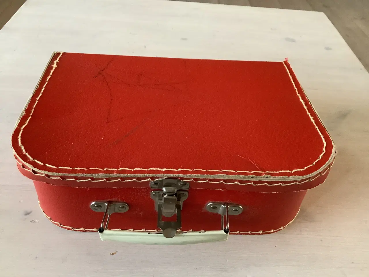 Billede 1 - En lille rød kuffert med metal lås og håndtag