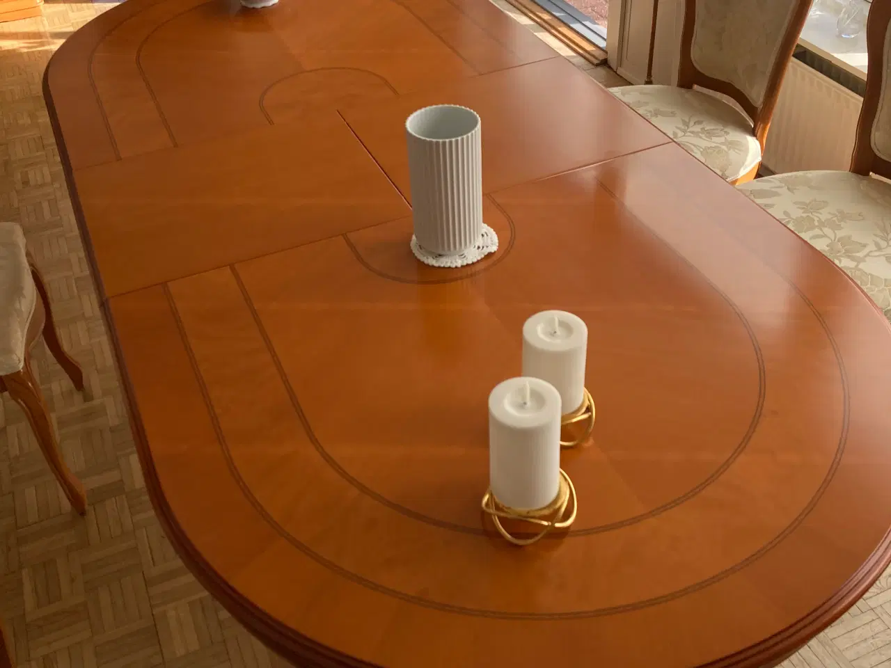 Billede 4 - flot spisebord i italiensk nøddetræ med 6 stole