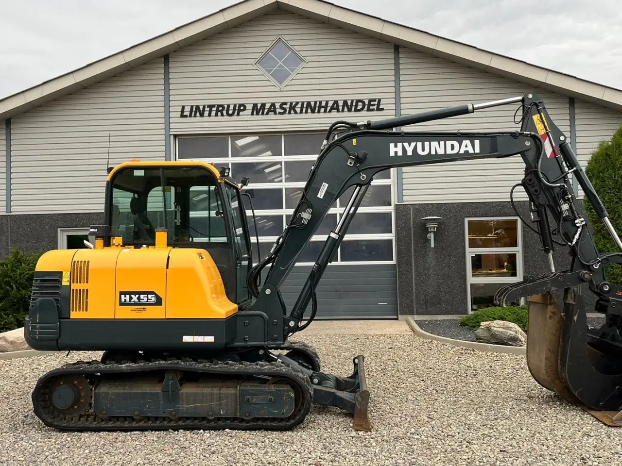 Billede 4 - Hyundai HX55 Med Hydrema skifte og centralsmørring og grab-klo på. Udlejes, også med forkøbsret.