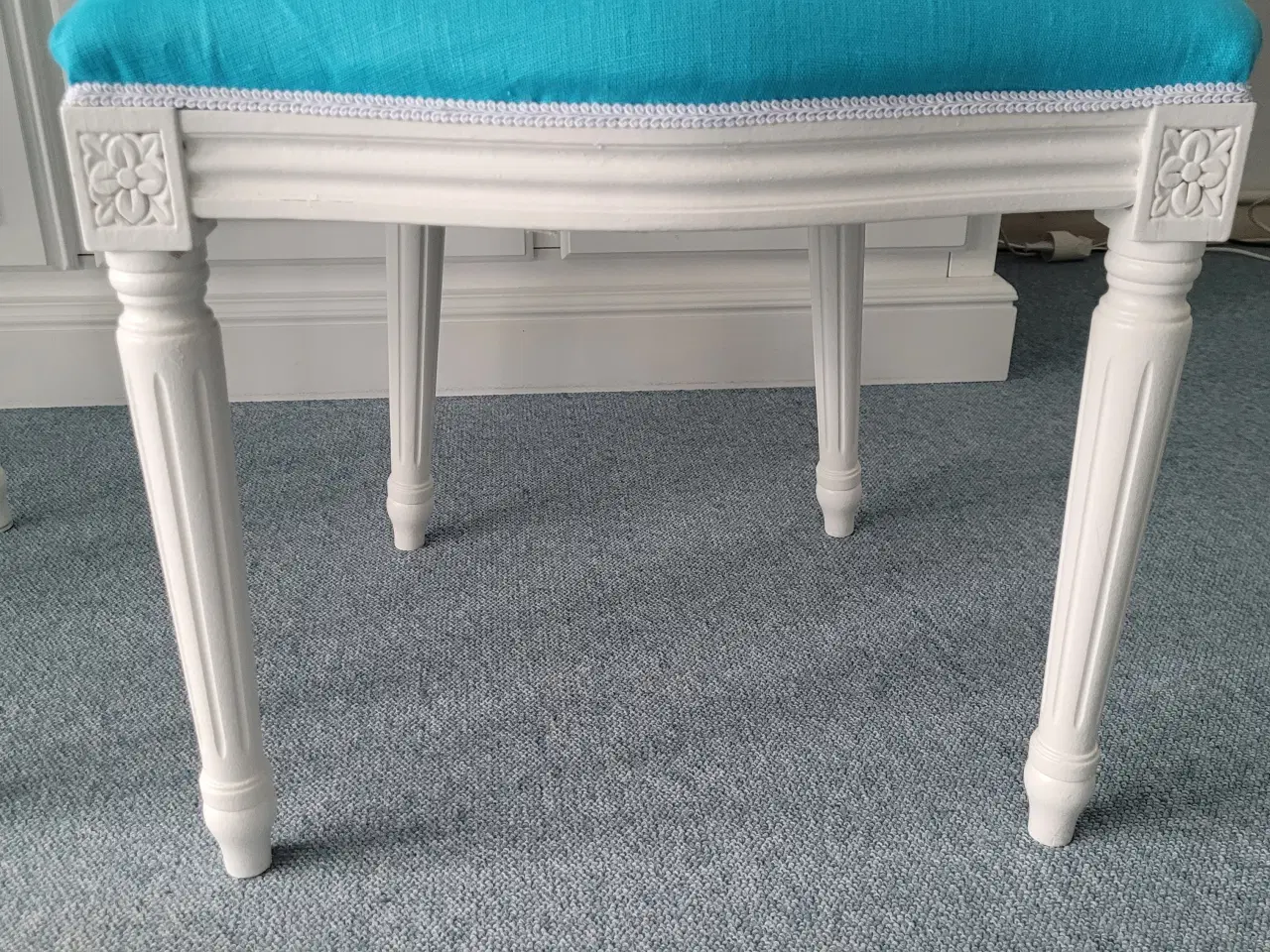 Billede 11 - Nyombetrukne hvide spisebordstole fra ILVA