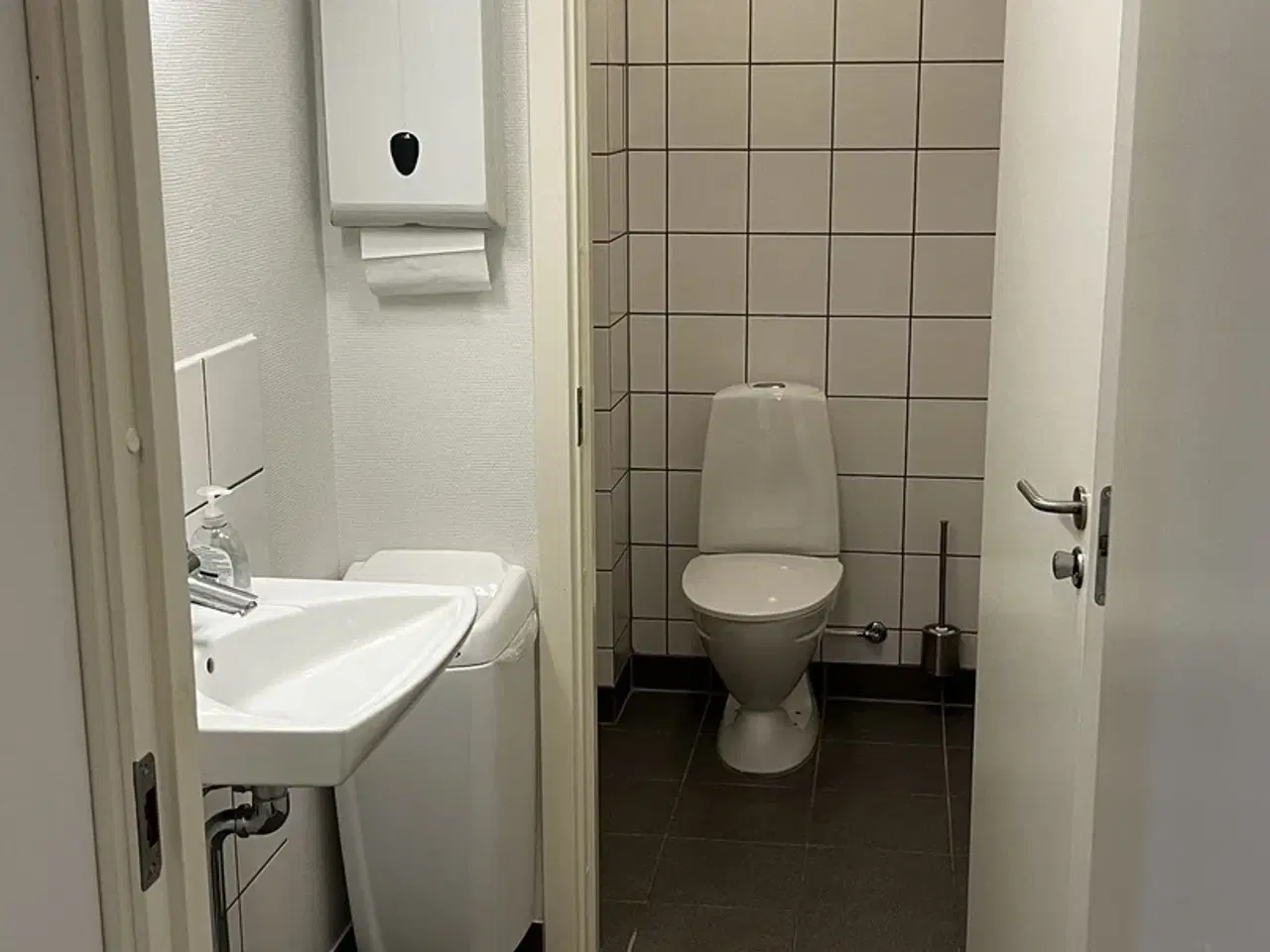 Billede 4 - Kontor - salgslokaler - showroom med facade mod motorvejen