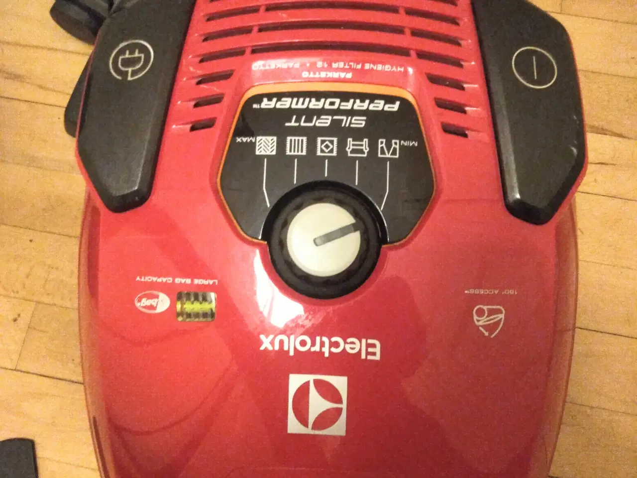 Billede 3 - Rød støvsuger næsten som ny