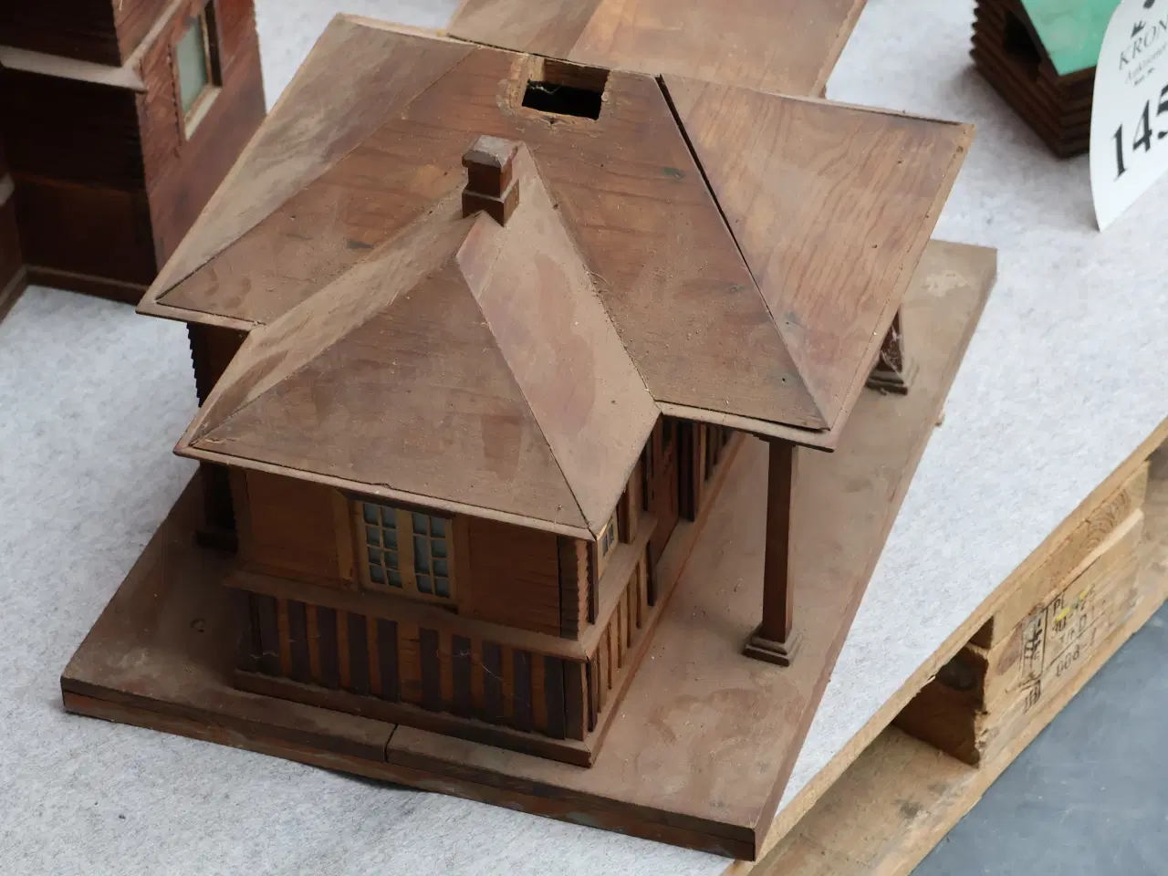 Billede 8 - 4 Stk Modelhuse i træ. 