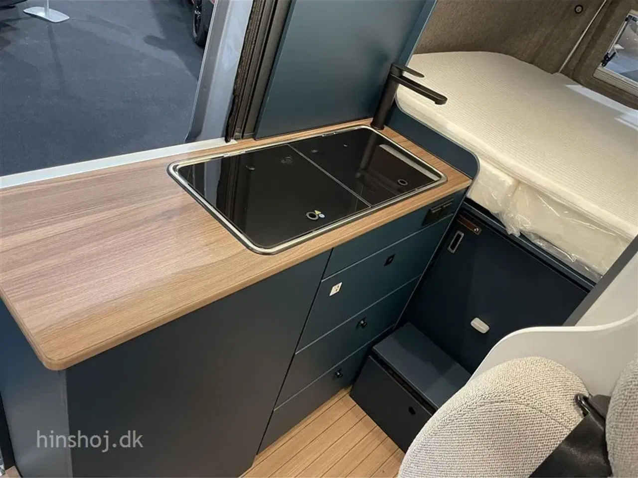 Billede 5 - 2025 - Eriba Car 600 Deep Ocean Blue Aut   Eksklusiv Campervan med automatgear og træk fra Hinshøj Caravan.