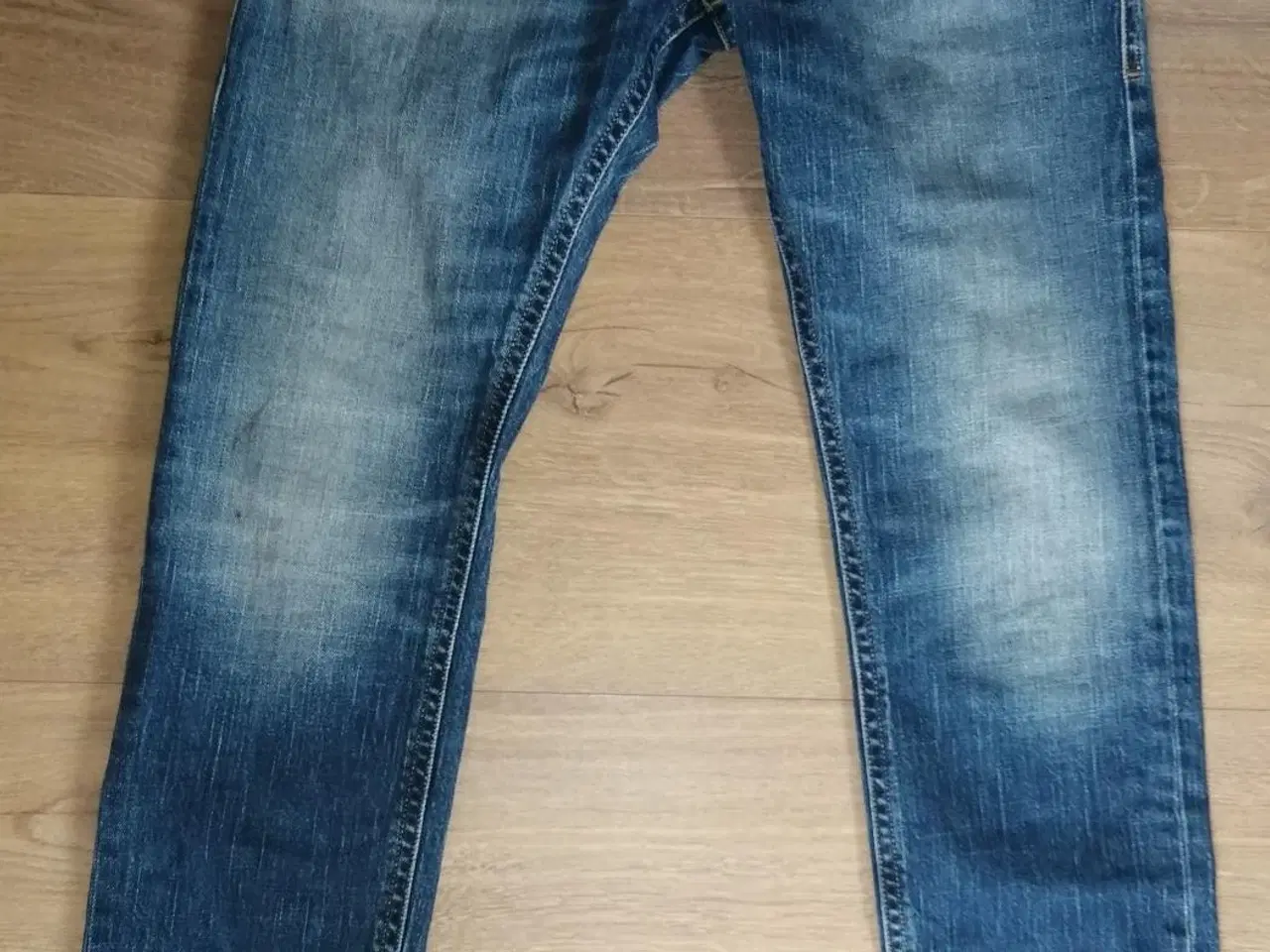 Billede 3 - DIESEL JEANS MODEL THOMMER, W28/32, FLOT STAND