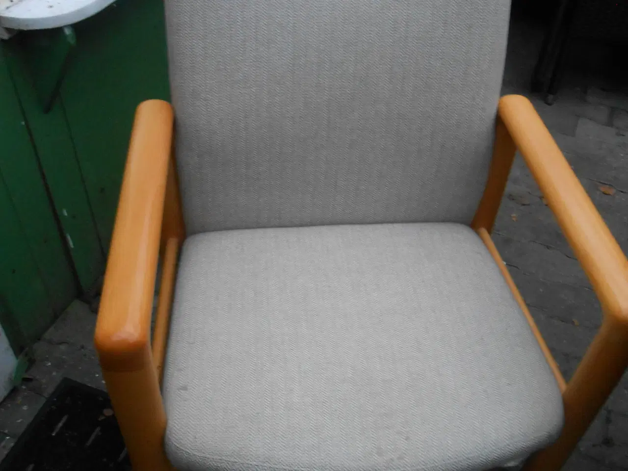 Billede 1 - Lille nem stol. Solid træ.