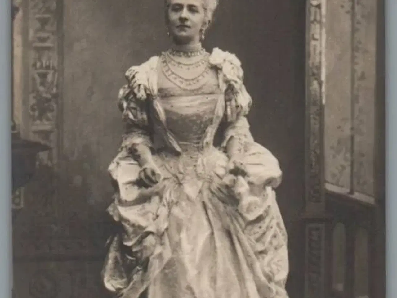 Billede 1 - Fru Hennings i "Der var engang" - Postkort - Ubrugt