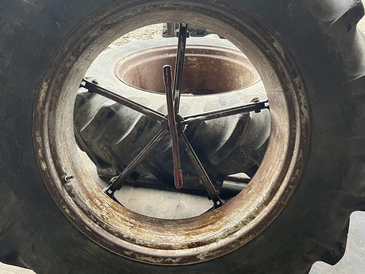 Billede 5 - Tvillinghjul 16,9-34 pris 1000kr