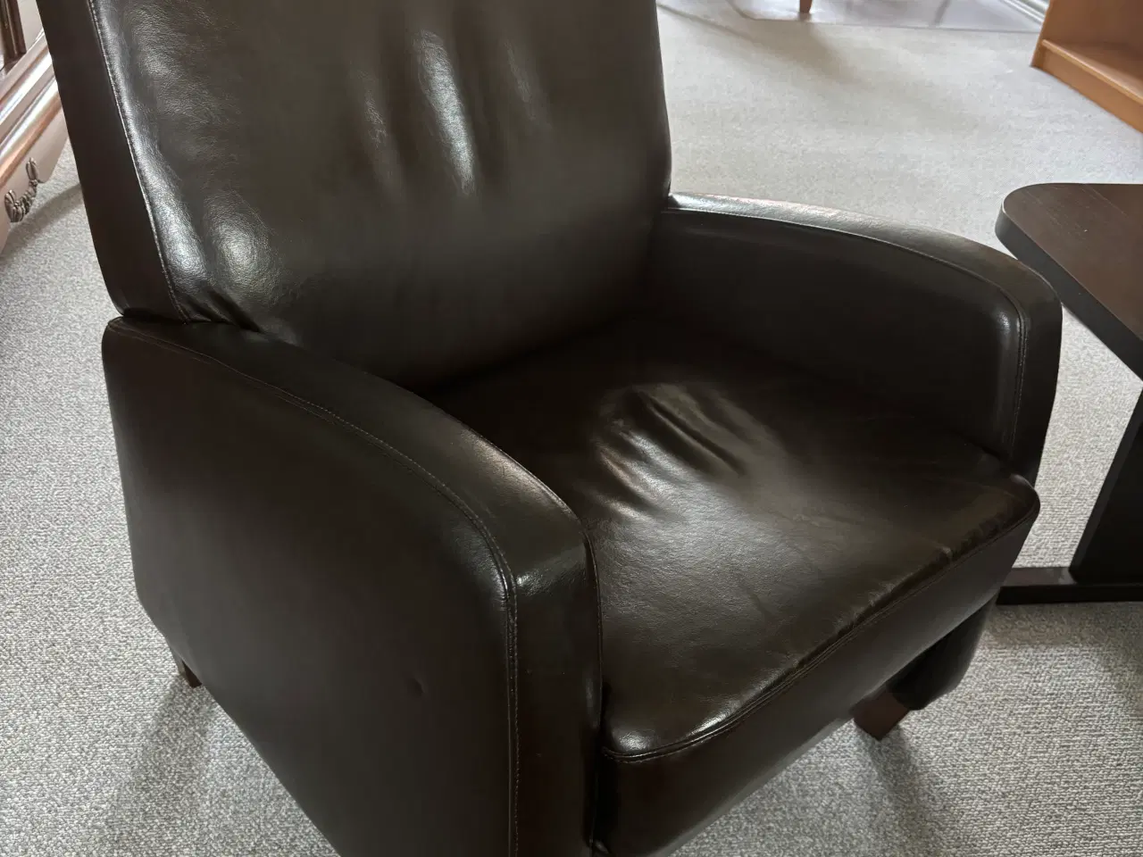 Billede 2 - Lædersofa og matchende stol. Chesterfiels-look