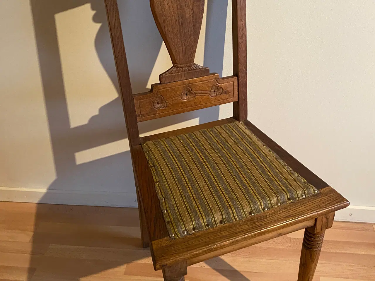 Billede 1 - afsyrede stole sælges