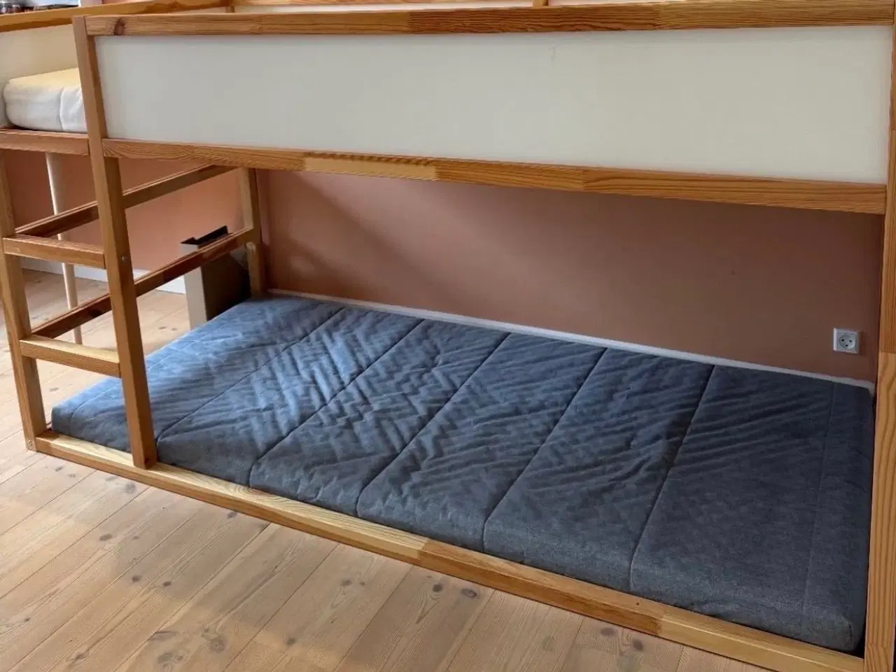 Billede 3 - Halvhøj seng IKEA inkl. madrasser