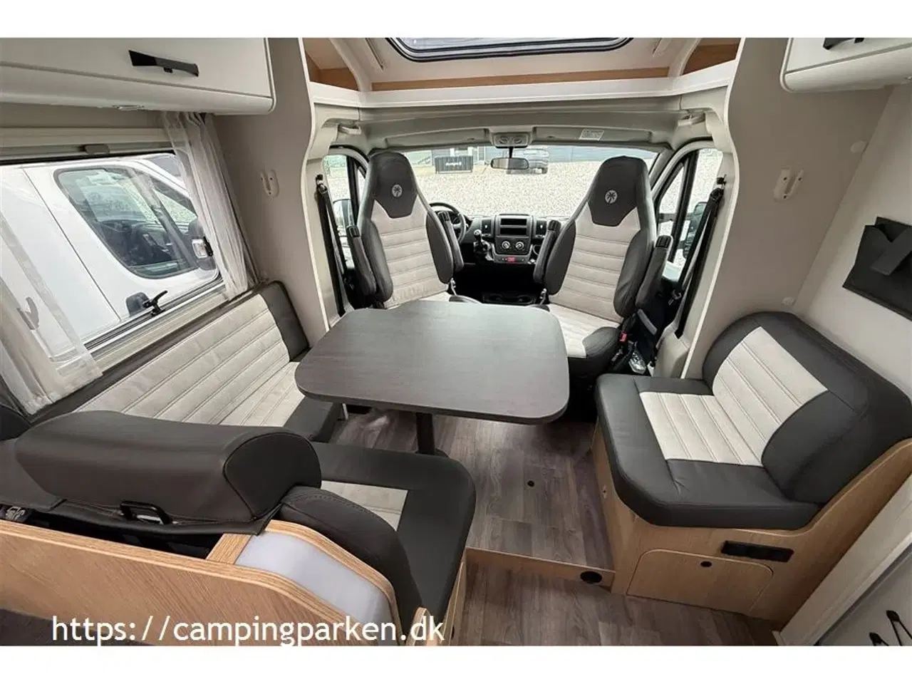 Billede 3 - 2023 - SunLight   Nyere brugt Sunlight T68 Adventure med sænkeseng, enkeltsenge og 165hk motor