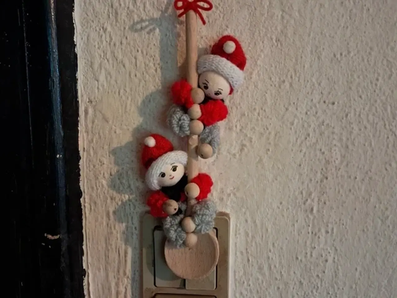 Billede 1 - julepynt med to små nissefigurer