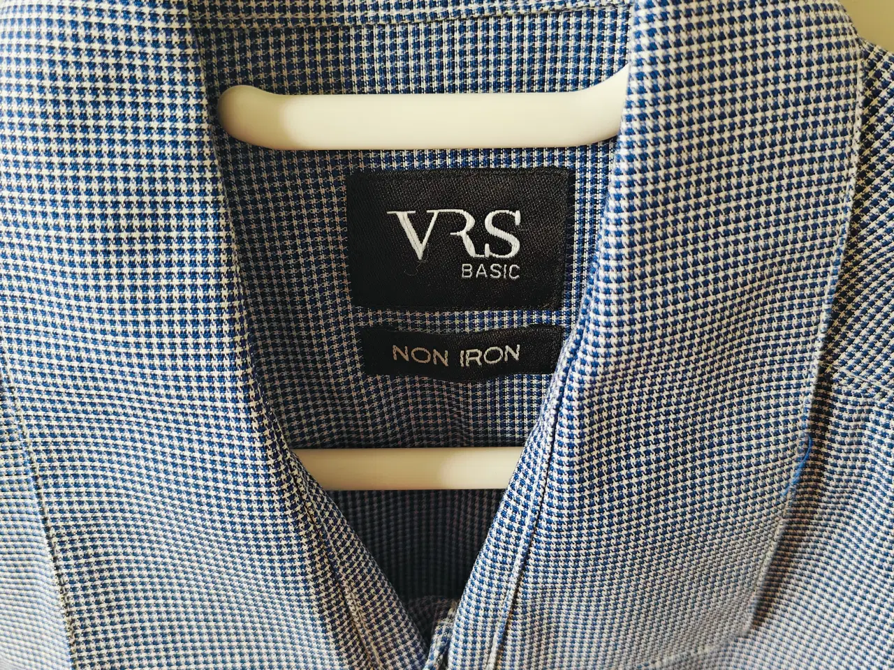 Billede 3 - blå prikket skjorte fra VRS str. L ny.