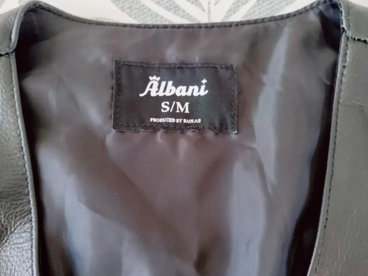 Billede 3 - super fed lædervest fra albani