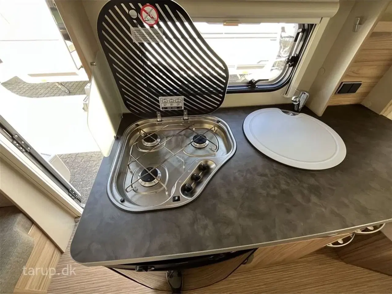 Billede 13 - 2022 - Hymer Feeling 442   Fortelt: Walker, mover, solceller, fast markise m sider og front, cykelholder, Truma UltraHeat, el- og gasboiler, endesiddegruppe, dobbeltseng