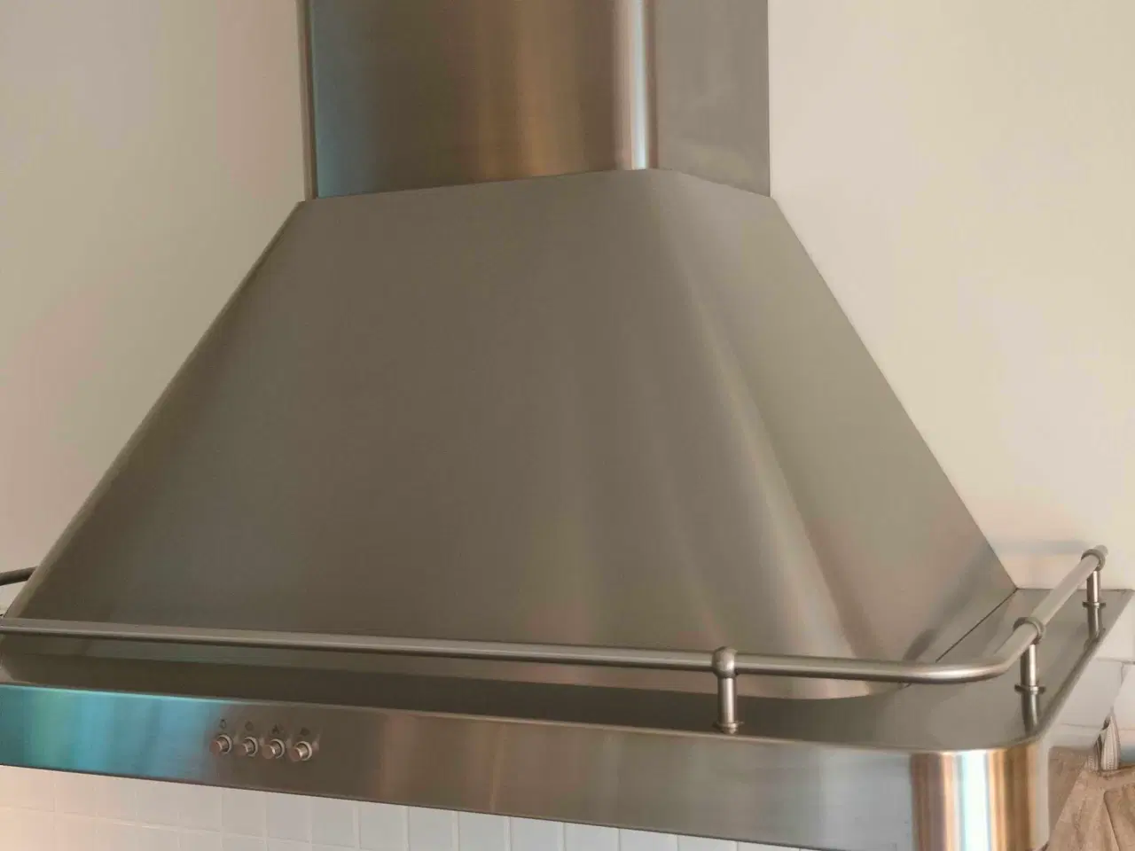 Billede 2 - Flot emhætte i rustfrit stål. 80 cm bred.