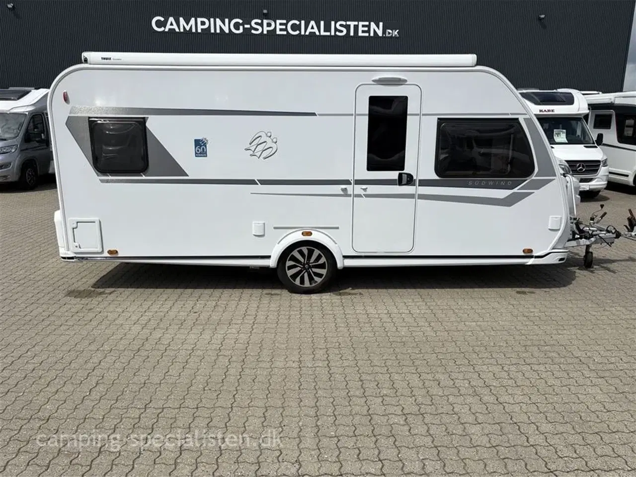 Billede 1 - 2021 - Knaus Südwind 500 UF "60 Years Celebration"   Pæn og meget veldholdt campingvogn - Knaus Südwind 500 UF fra 2021 - Kan nu opleves hos Camping-Specialisten i Silkeborg