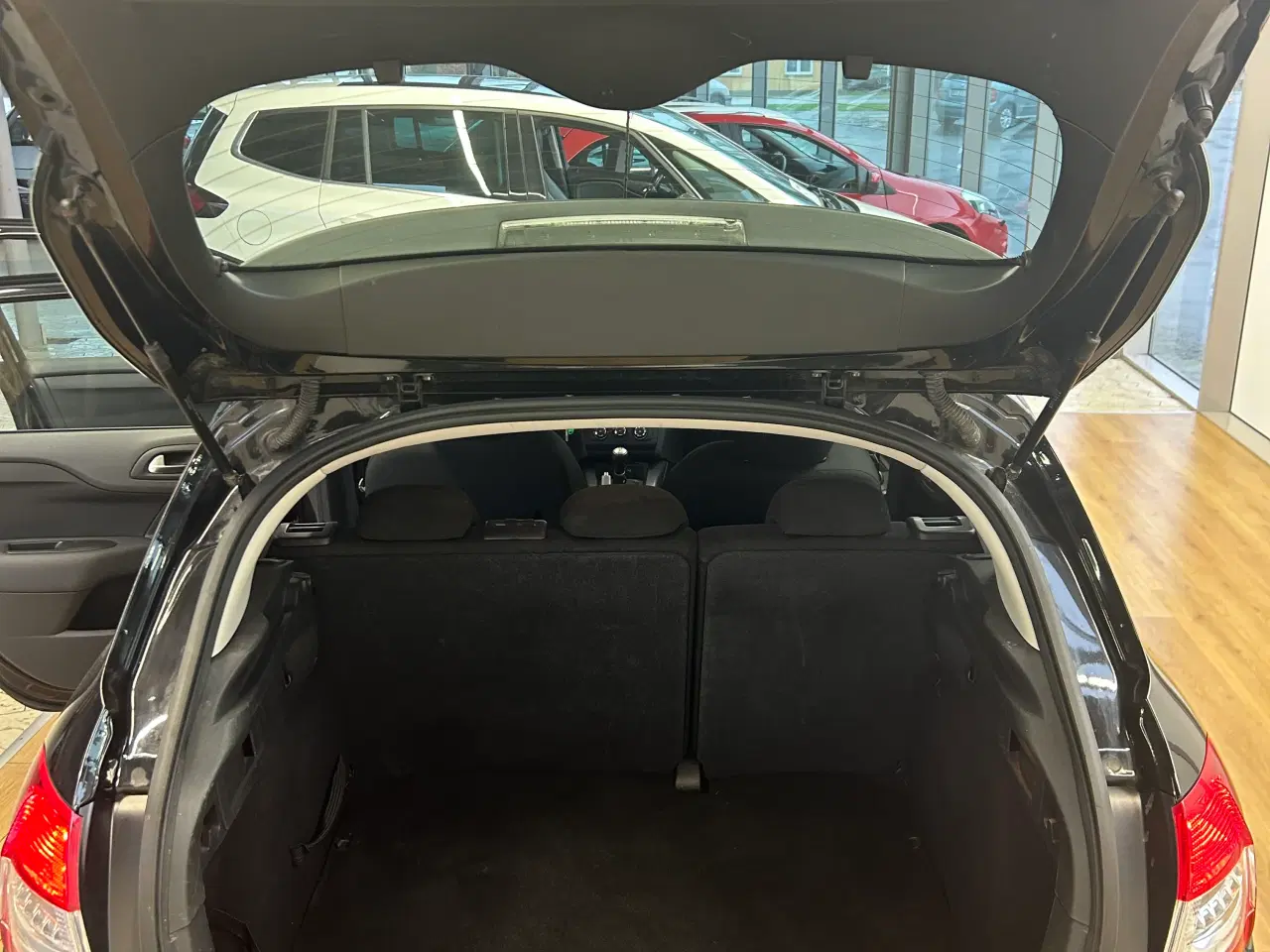 Billede 7 - Rummelig bil der kører 23,8/l