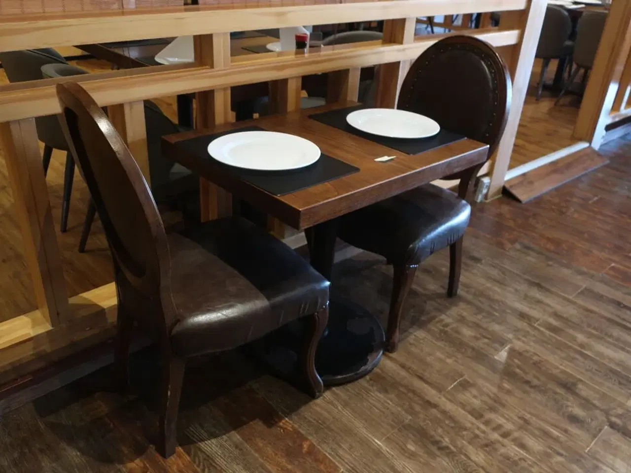 Billede 2 - Bord med to stole