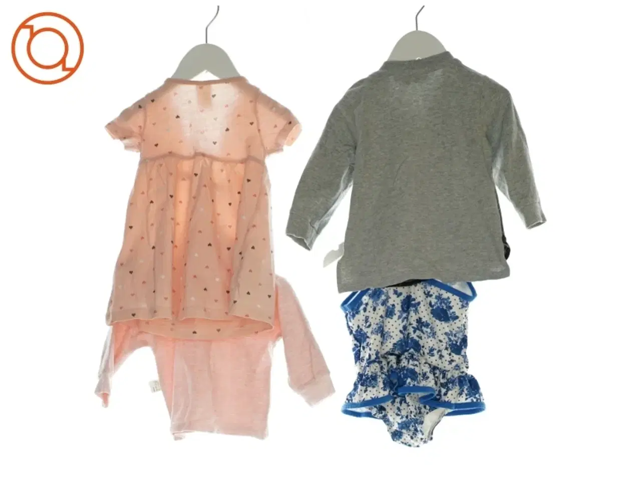 Billede 2 - 2 bluser, en kjole og en badedragt (Str. 74)