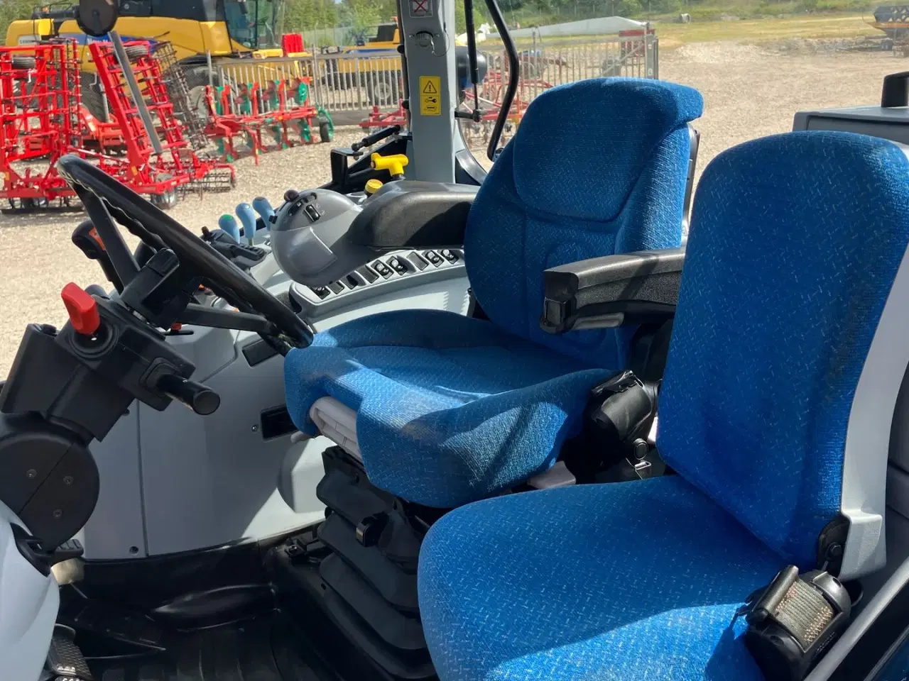 Billede 18 - New Holland T 6030 DK ELITE MED LÆSSER elektrisk joystik