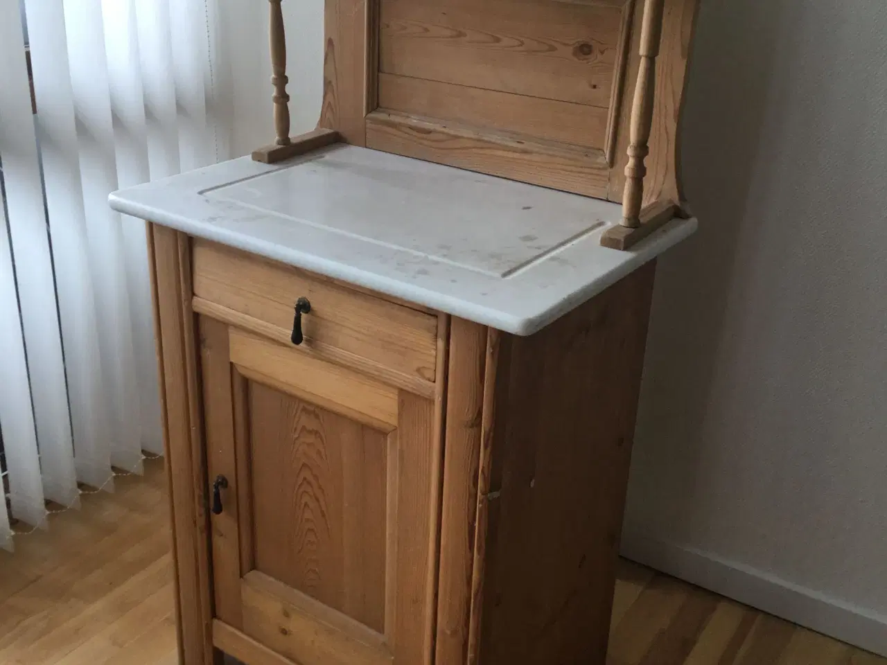 Billede 3 - Servanteskab i fyrretræ med marmorplade