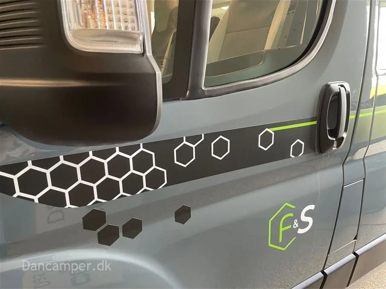 Billede 36 - 2025 - Chausson  SPORT Line   Van som familiecamper med 5 selepladser, pop-up og masser af sovepladser på kun 5,99 m længde.