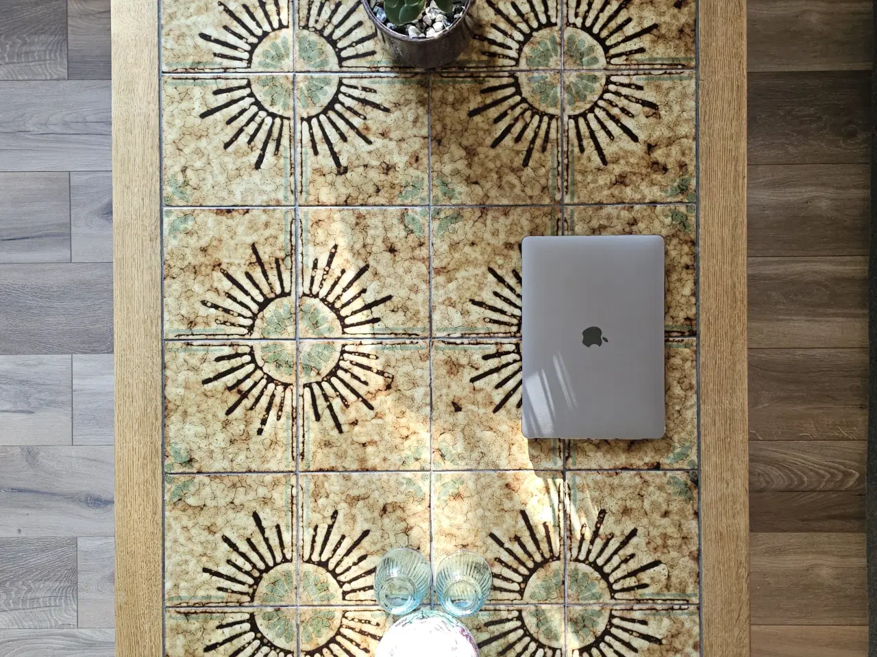 Billede 2 - Retro kakkelbord med sol-motiv – flot stand