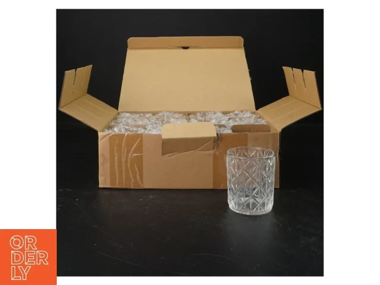 Billede 1 - Sæt med 12 drikkeglas (str. 12 styk. ø. 5,5 cm. længde. 6,5 cm)