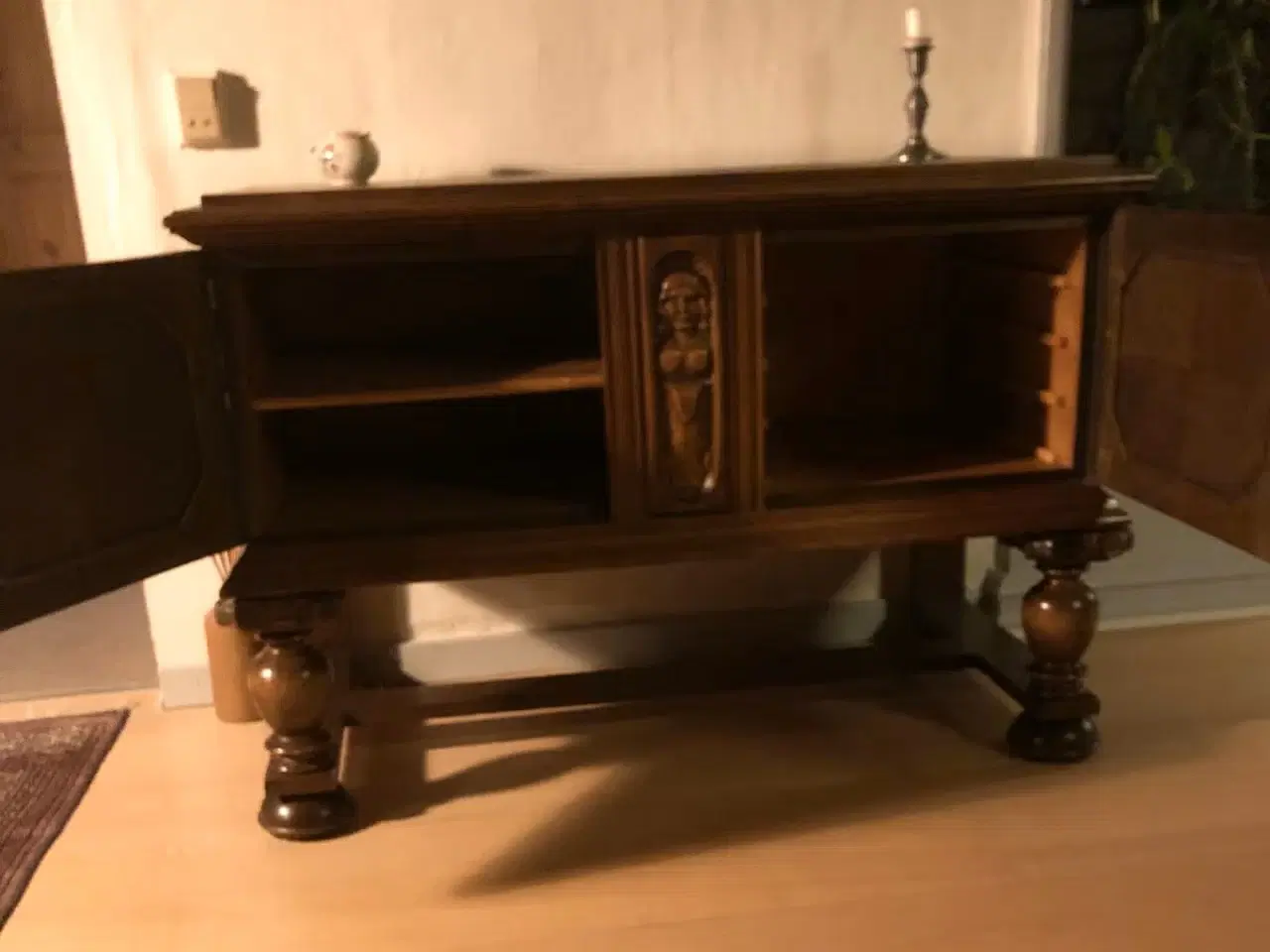 Billede 4 - Antik massivt egetræ skænk med udskæring