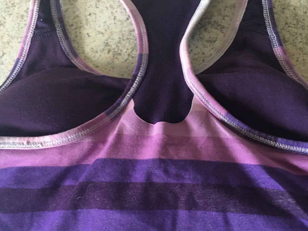Billede 3 - Helt ny Nike flot fitness top klare farver str.36
