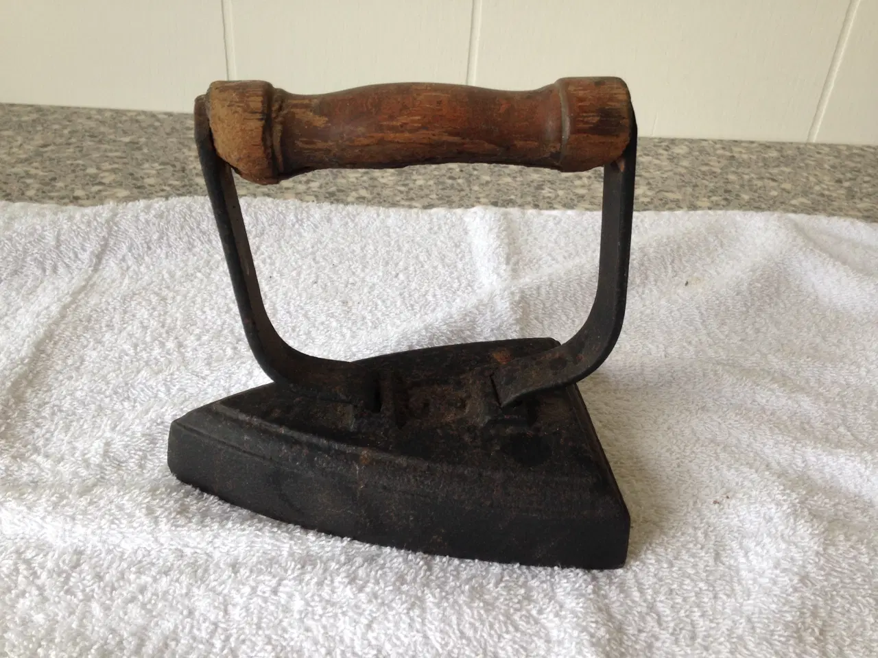 Billede 2 - Strygejern i støbejern 2 stk