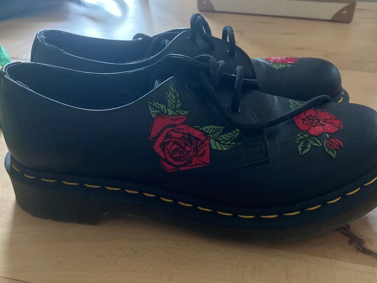 Billede 1 - (BYD) Dr. Martens sko med broderi og gul syning