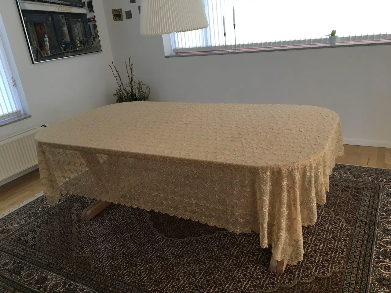 Billede 6 - Fransk håndsyet dug i broderi anglaise med bølgeka