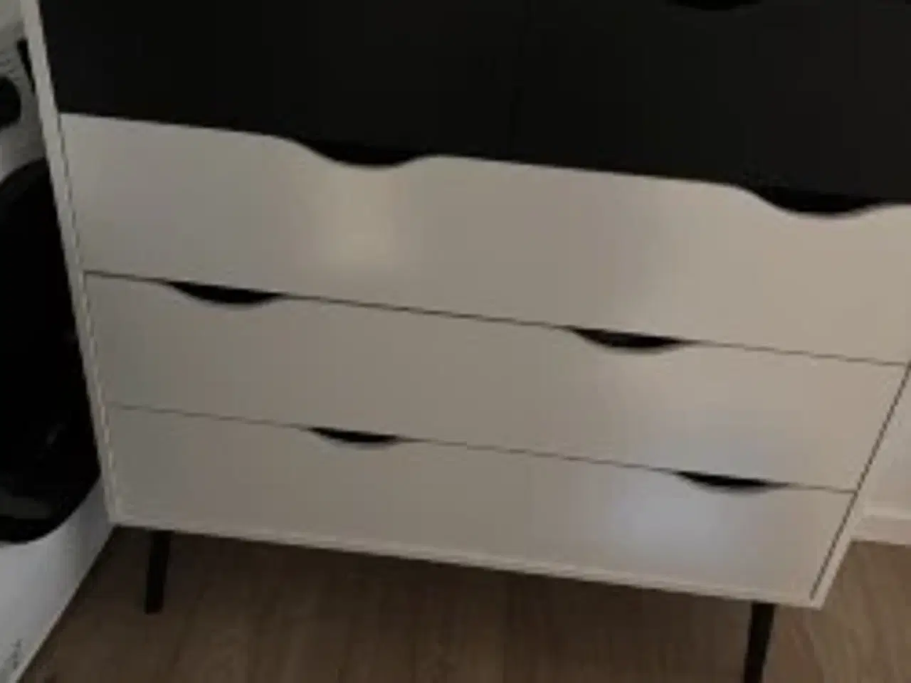 Billede 3 - Vitrineskab, skænk og kommode pris ialt kr. 2.500