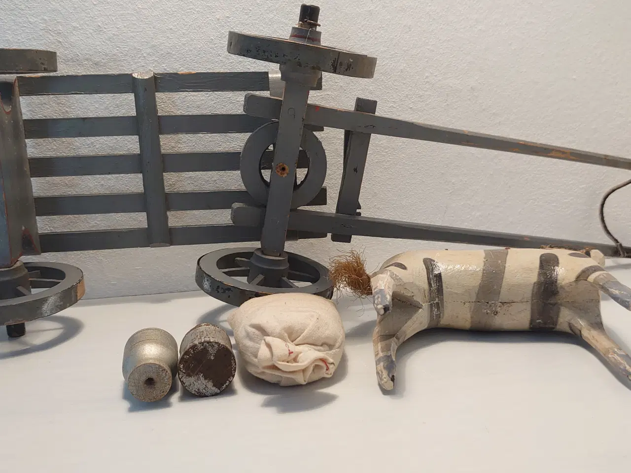 Billede 8 - Træhest med vogn, kornsæk og 2 junger. Ca 1930-40