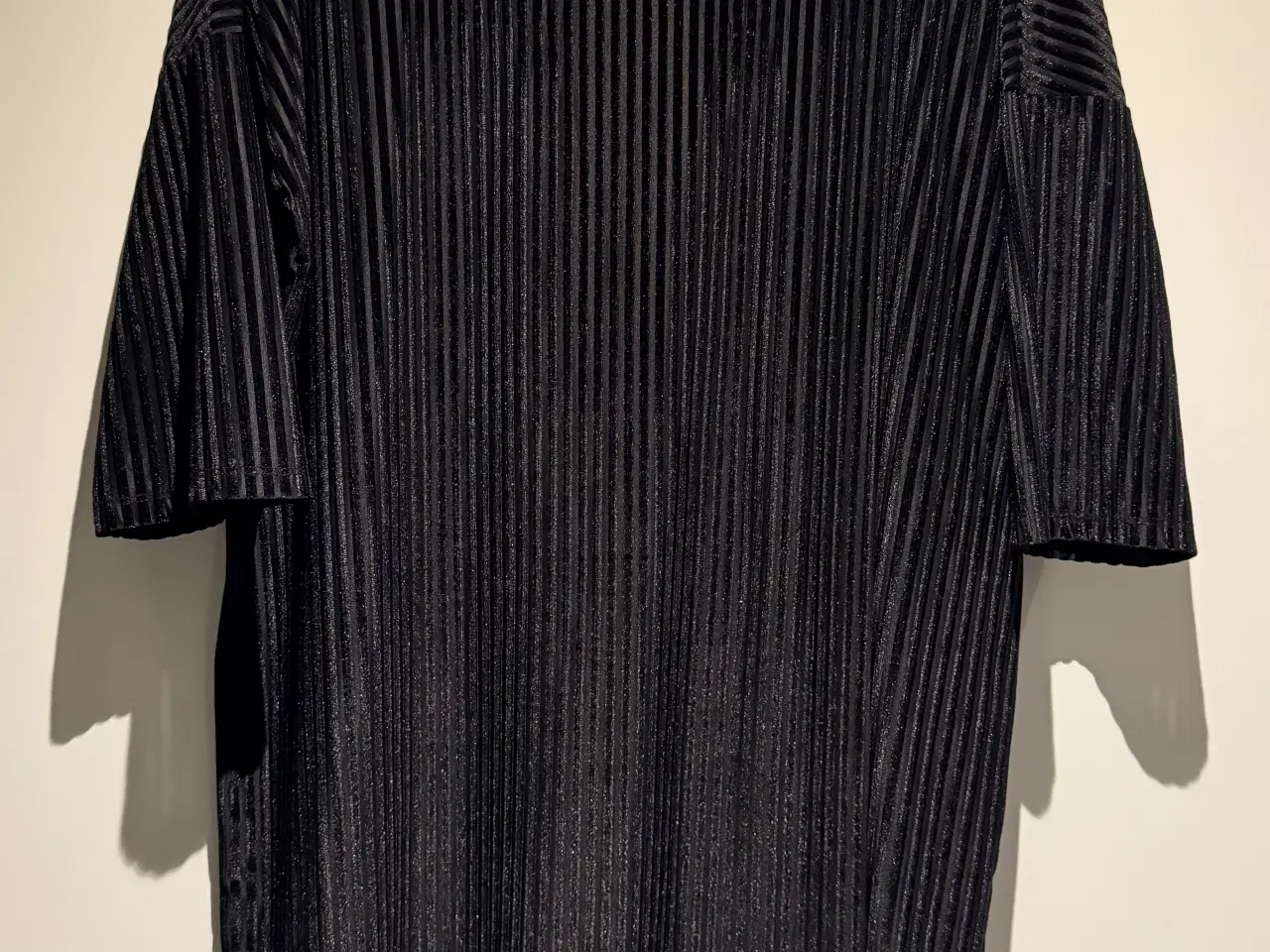 Billede 1 - Sort kjole med velour striber