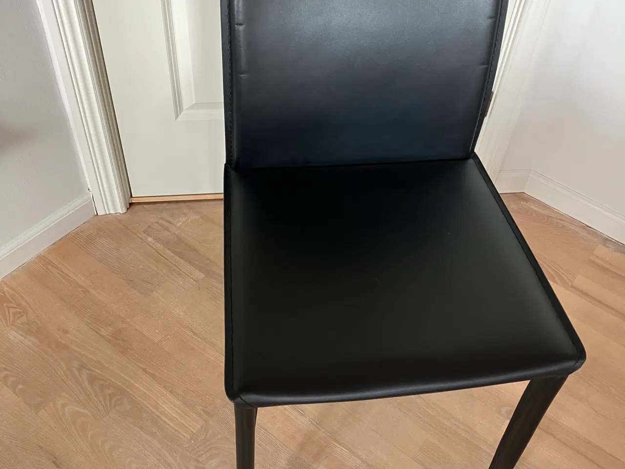 Billede 2 - Spisebordsstole sort kunstlæder