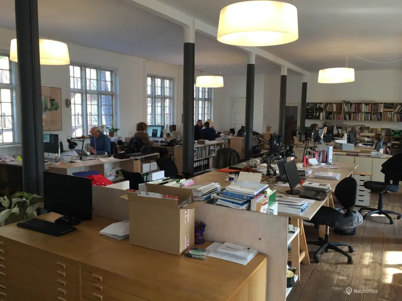 Billede 1 - Kontorfællesskabs pladser til leje med faciliteter og central beliggenhed.