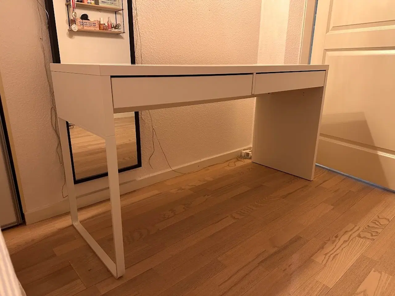 Billede 1 - Skrivebord med 2 skuffer til børneværelse 50x140