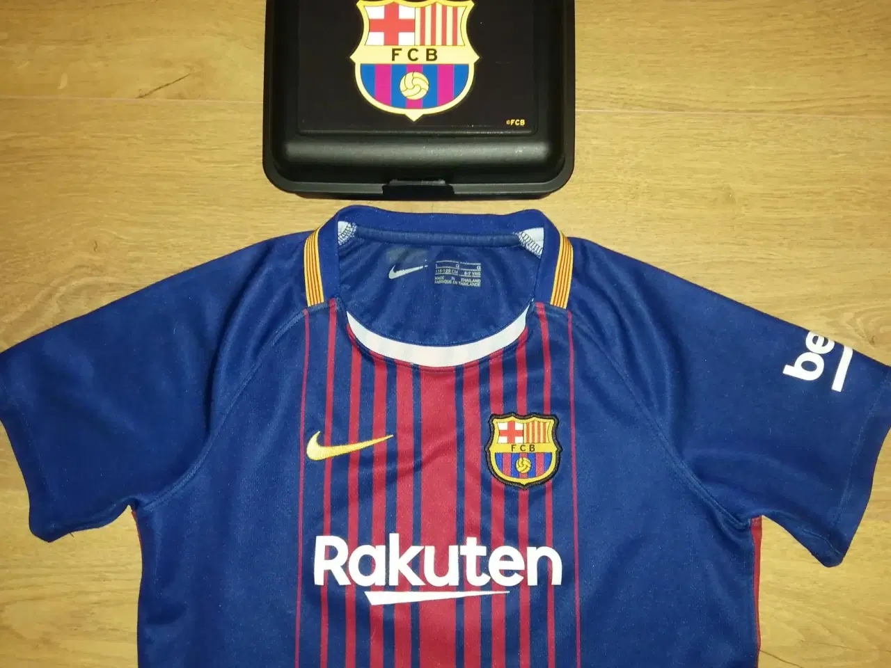 Billede 2 - FC BARCELONA 2017 TRØJE STR. 6/7 ÅR OG NY MADKASSE